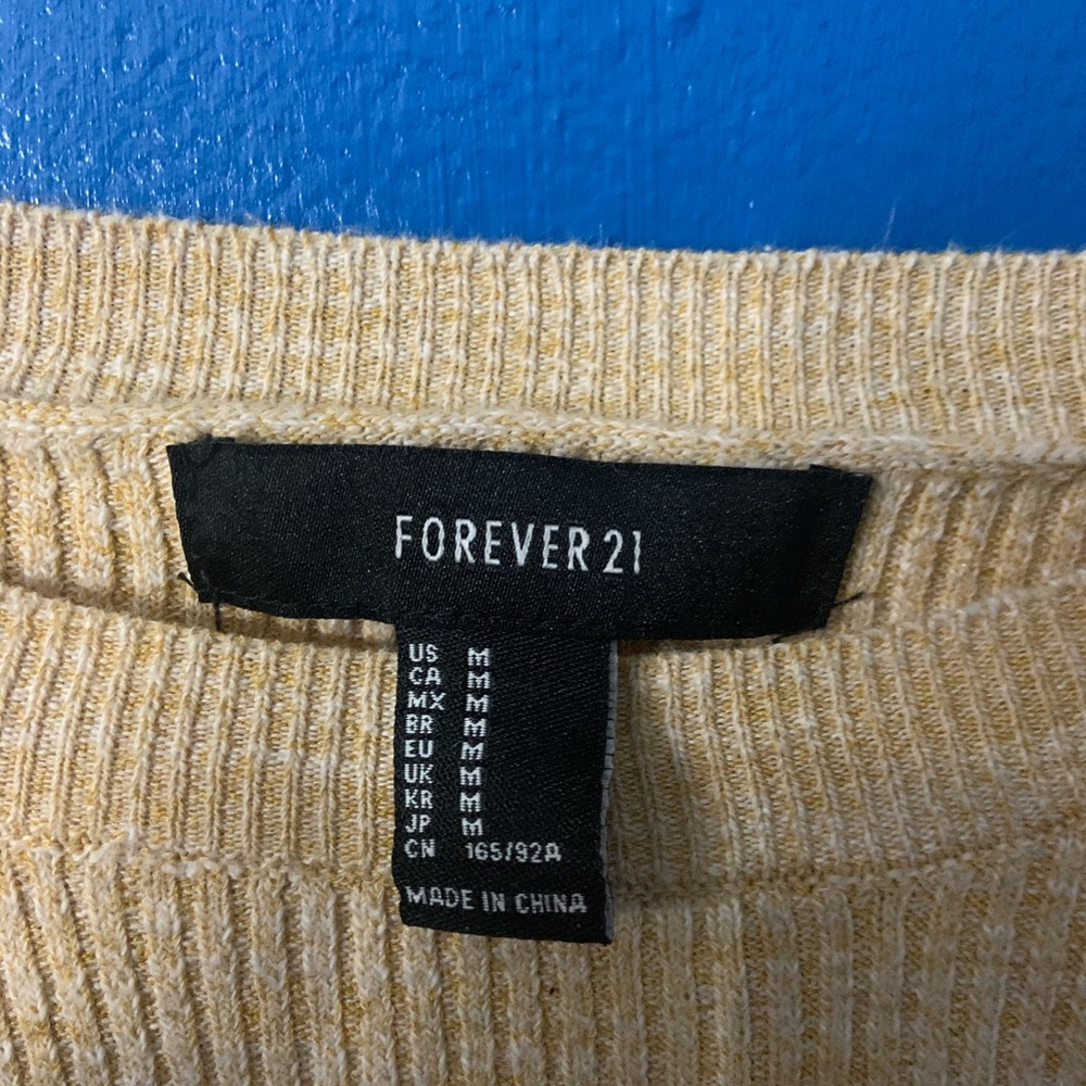 Yellow T 💛. - Picture 2 of 2
